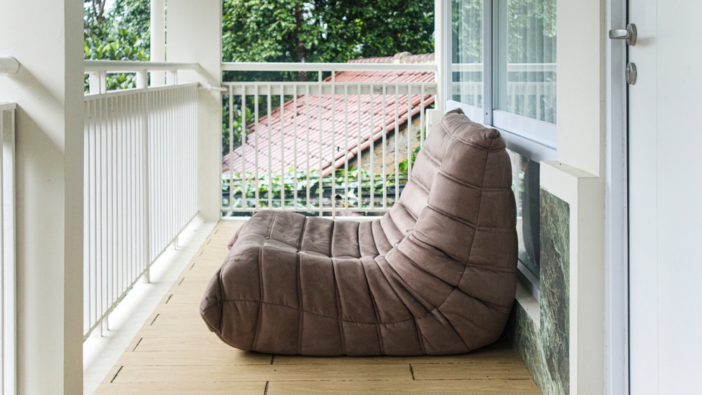 sedací vak na balkoně