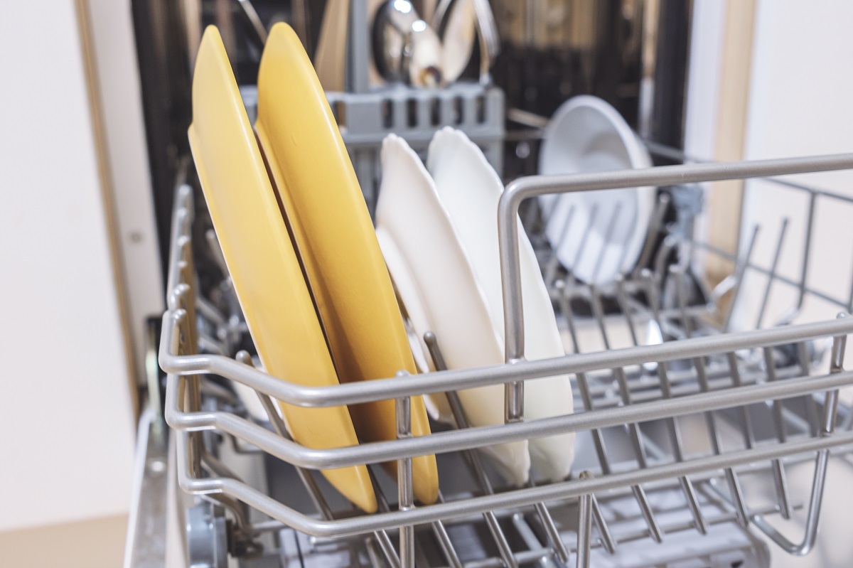 talíře v myčce