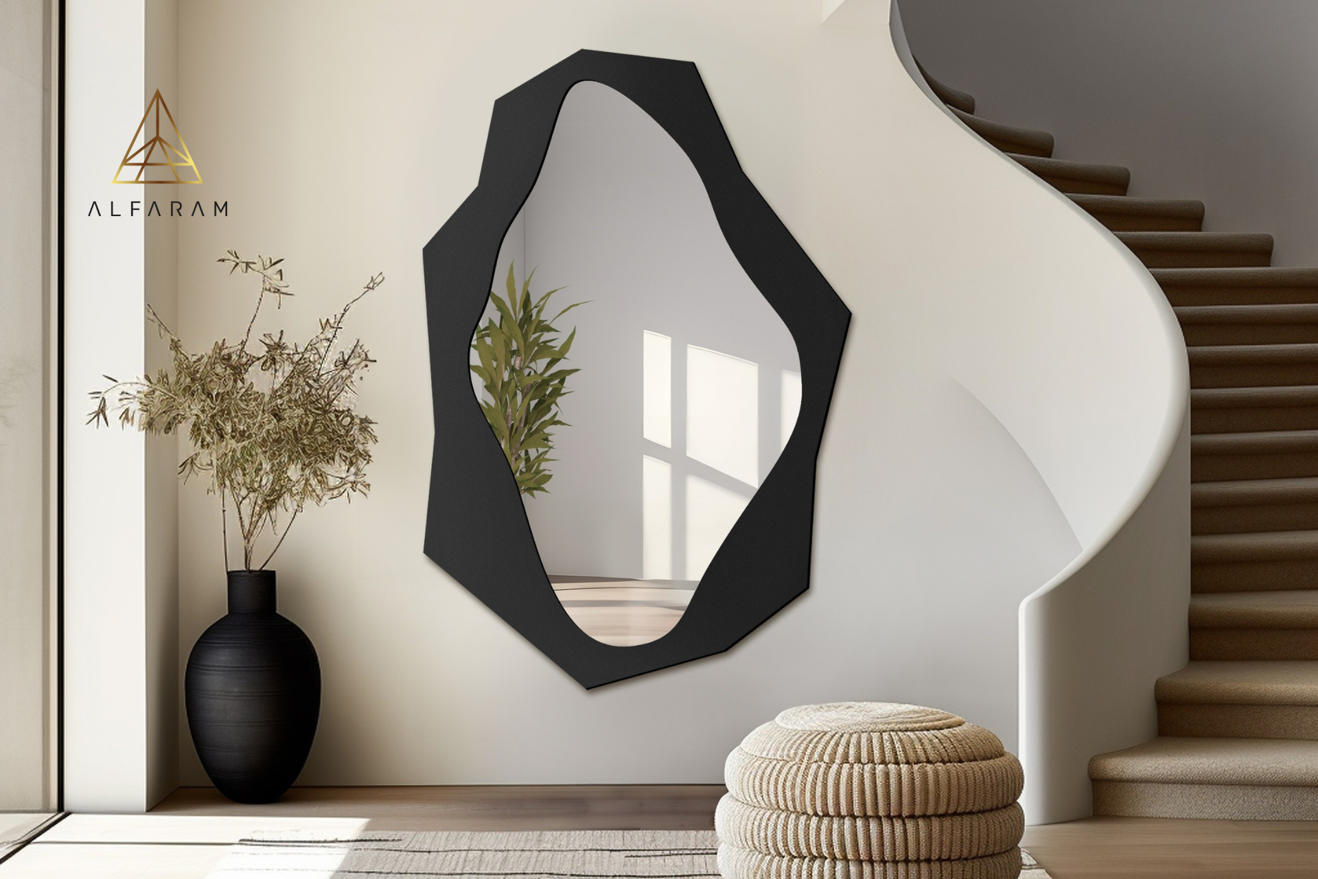 Dekorativní zrcadlo v ostrém organickém tvaru s rámem z MDF – MINORE