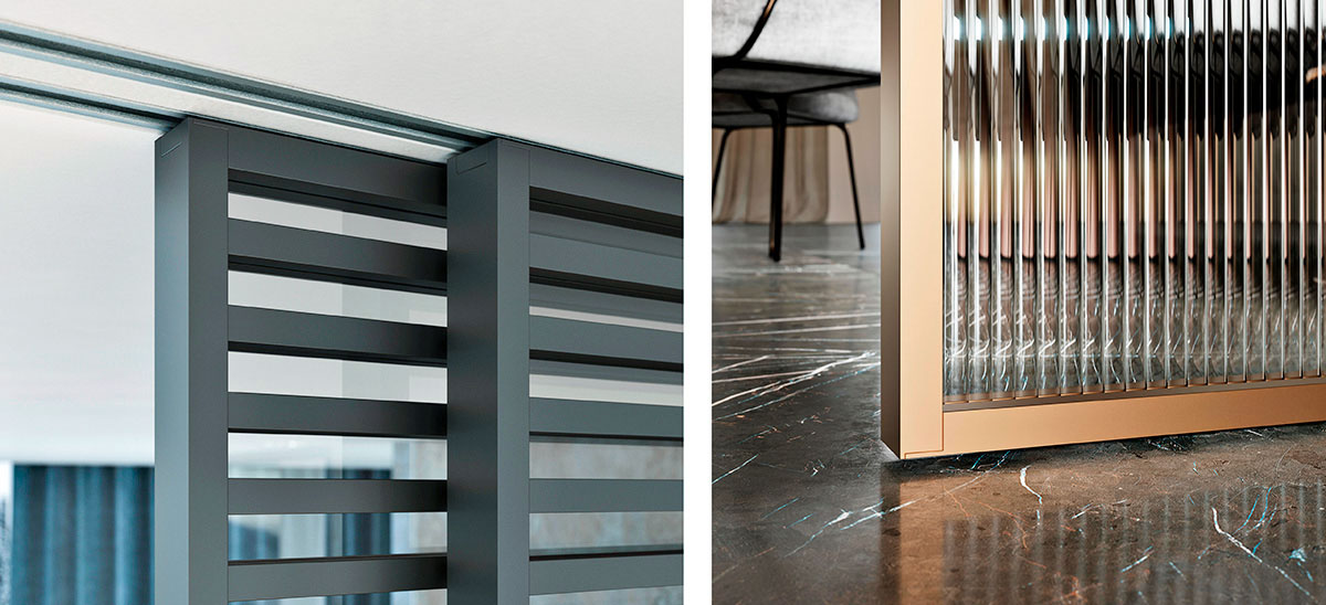 Detail uchycení dveří IDEALINE HORIZONTAL do posuvu do stropu PREMIUM (vlevo) a detail dveří IDEA – navázání na podlahu bez nutnosti přechodové lišty