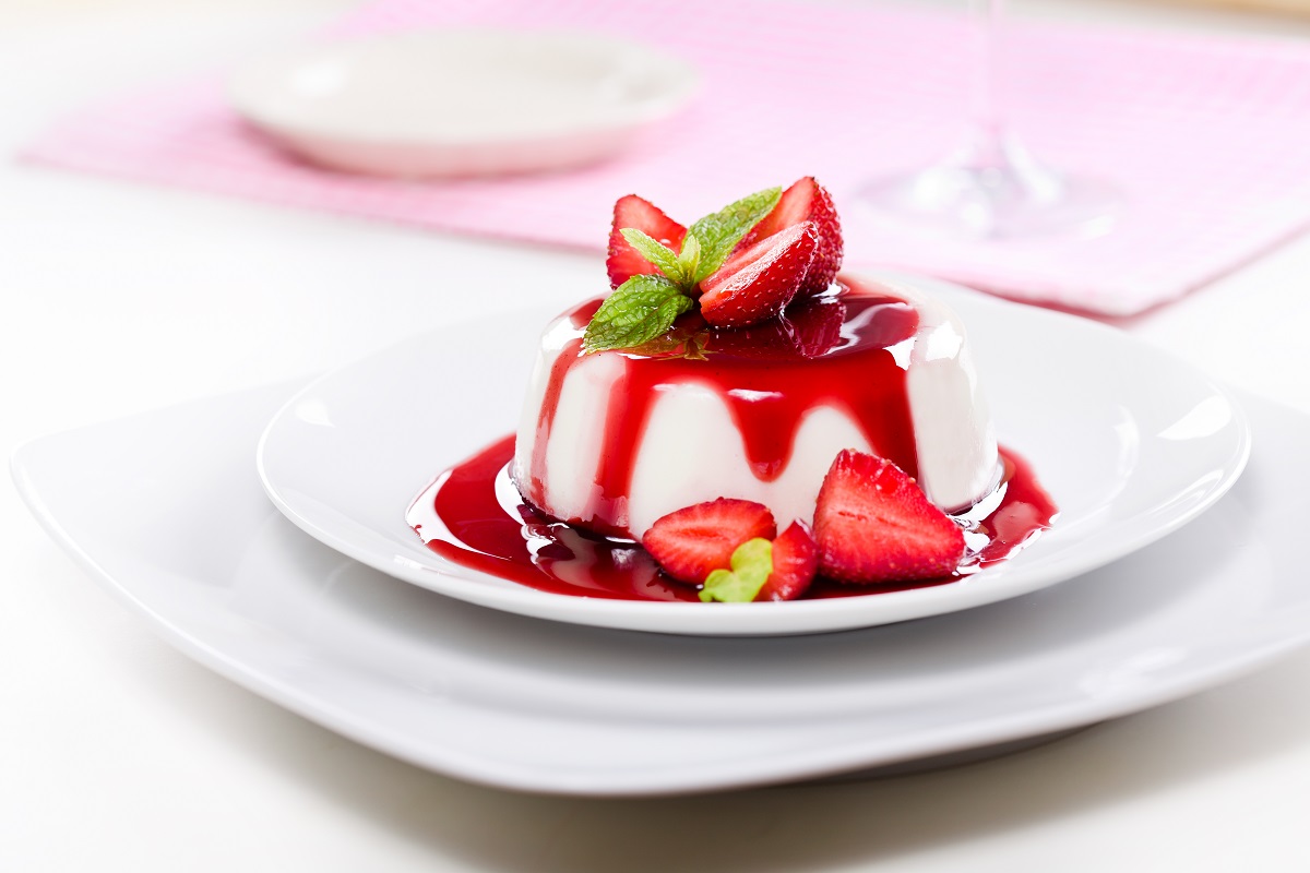 panna cotta s jahodovým přelivem