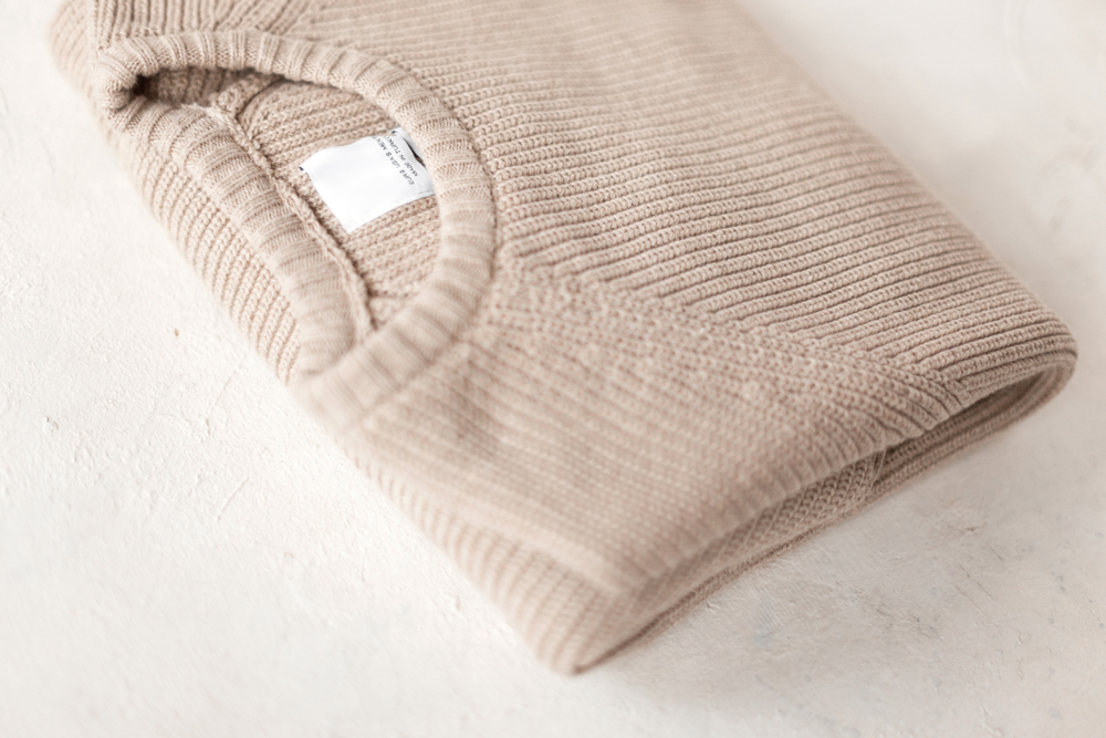 cedulka na pleteném oblečení