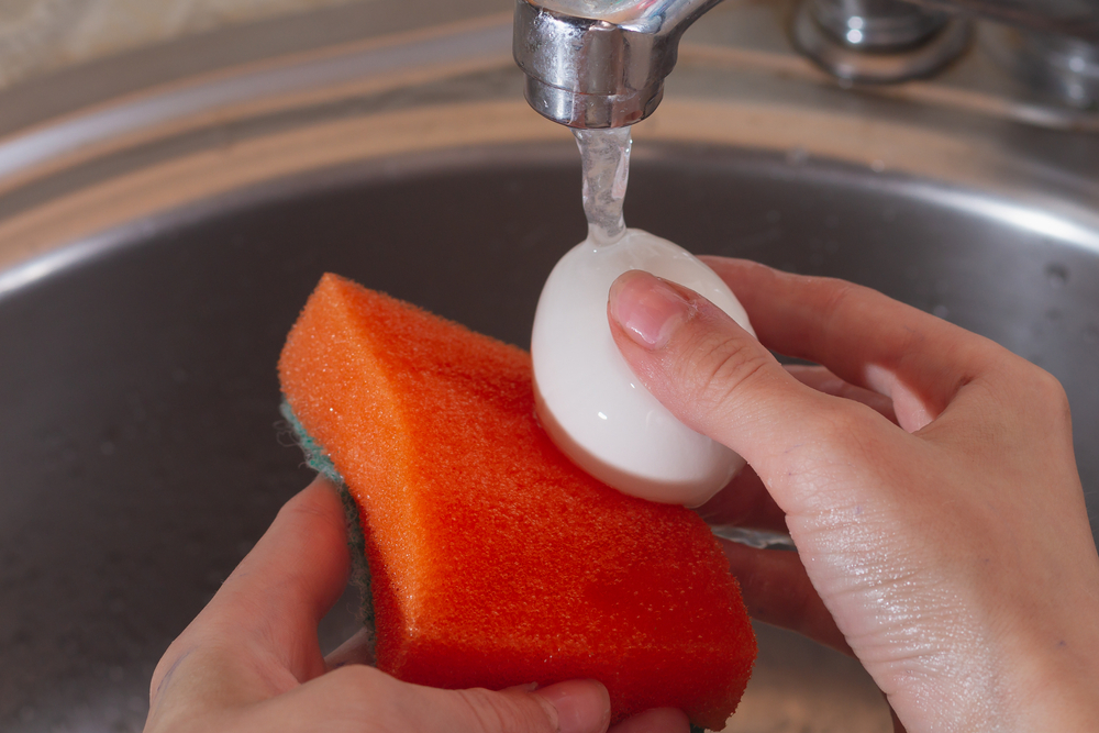 mytí vajec pod vodou