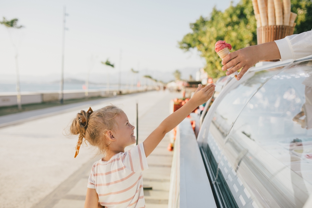 dítě u stánku se zmrzlinou