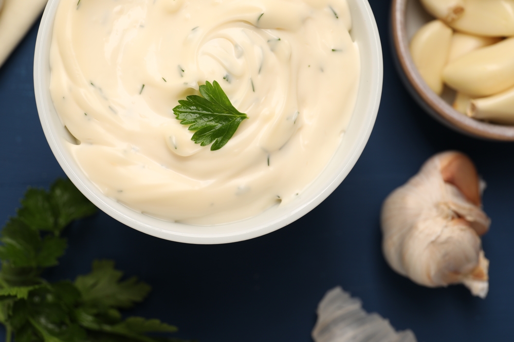 studená česneková omáčka