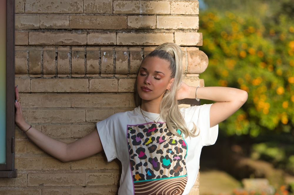 žena v tričku s popiskem