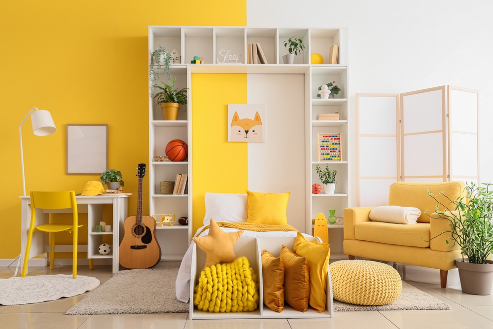 žlutá a bílá v dětském pokoji