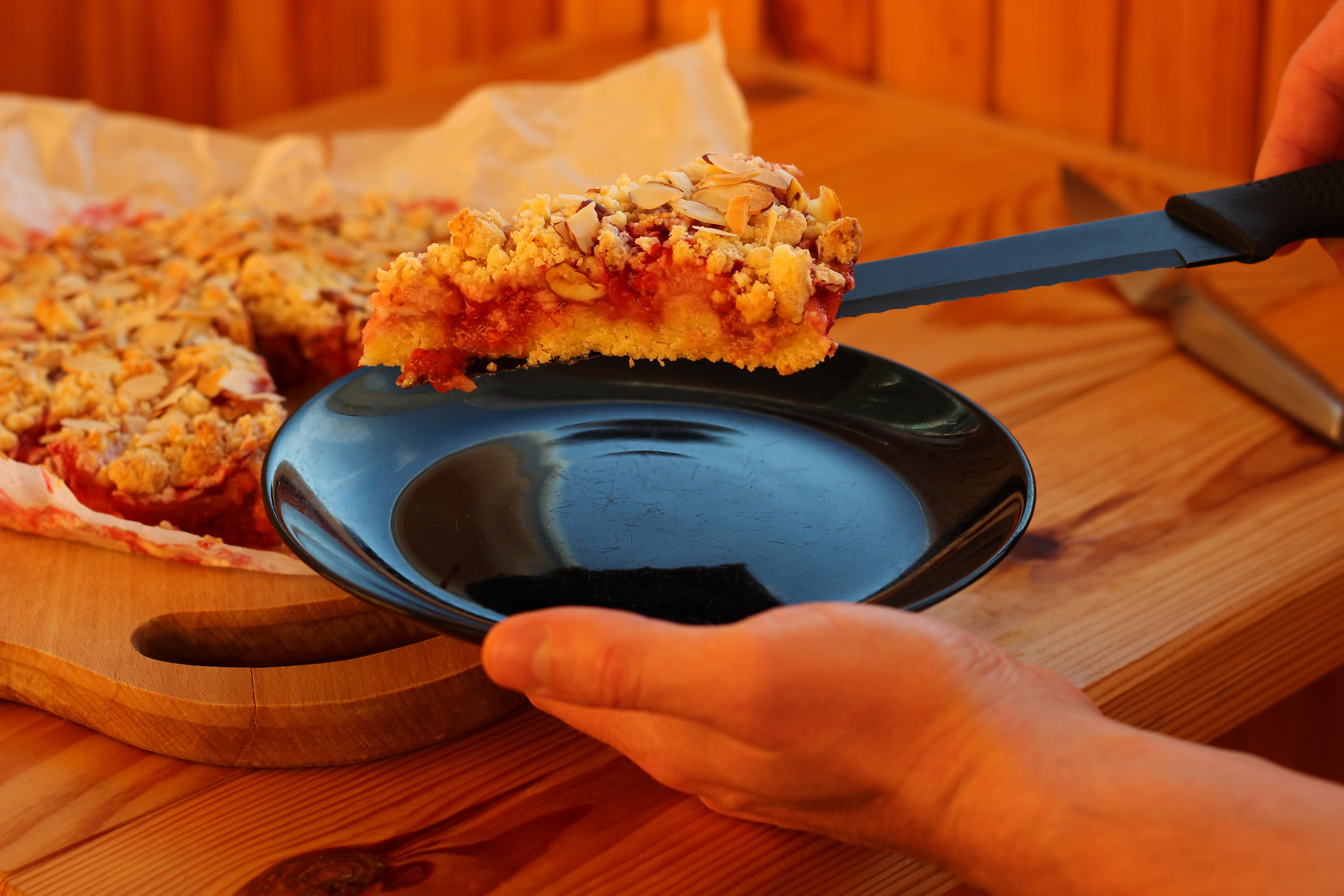 sypaný koláč s ovocem