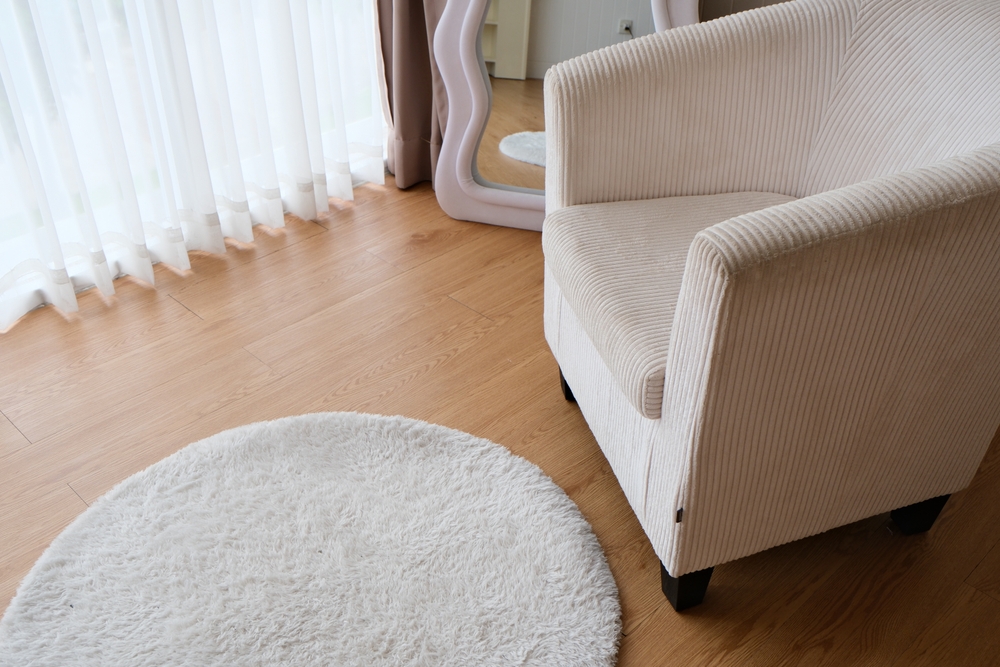 světlý kusový koberec