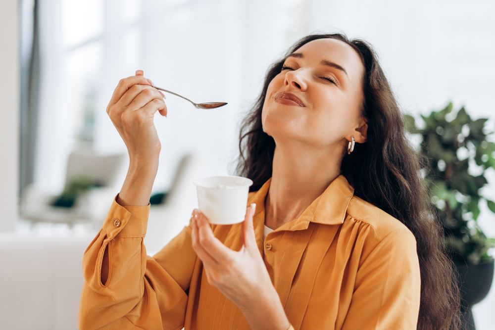 žena s bílým jogurtem