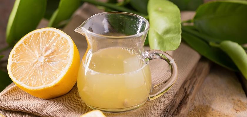vymačkané citrony a šťáva
