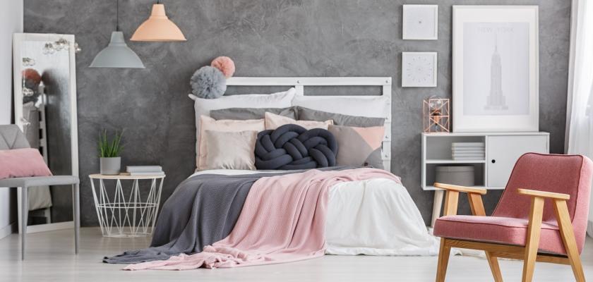 šedivo-růžová ložnice