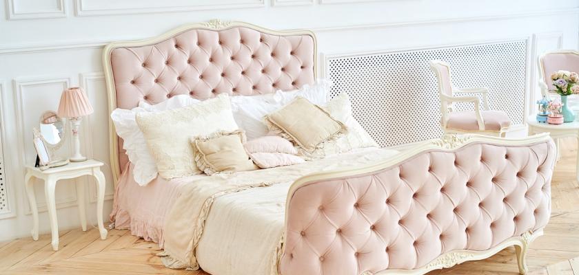růžová polstrovaná postel