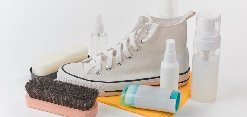 čištění bílých bot