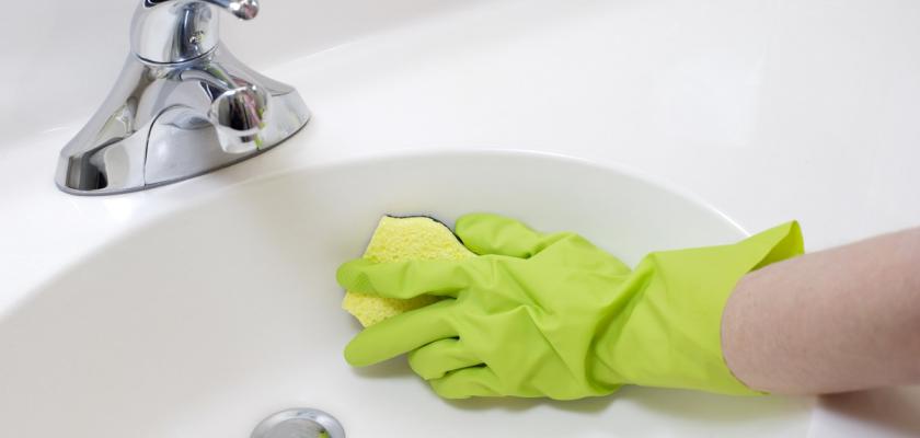 mytí umyvadla v rukavicích