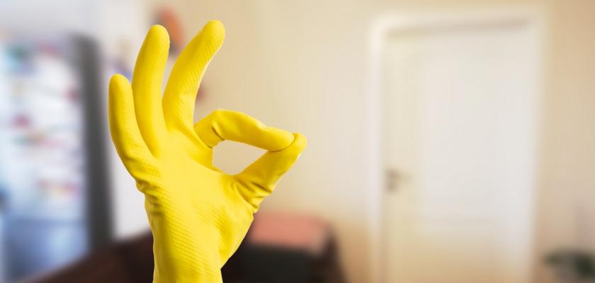 žlutá gumová rukavice na úklid