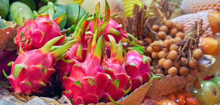 neoloupaná pitaya a další exotické ovoce