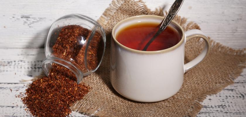 rooibos v plechovém hrnku