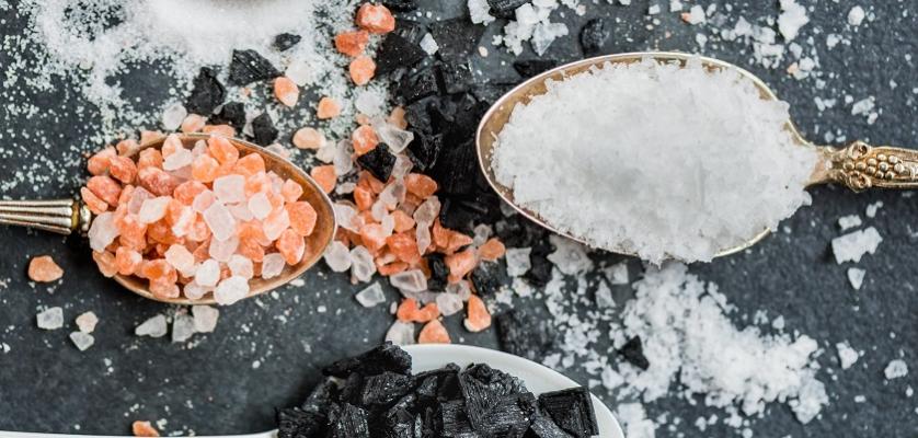 lžičky s různými typy soli