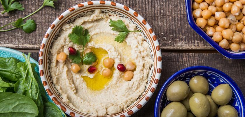 hummus v misce