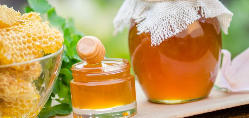 medová plástev a sklenice medu