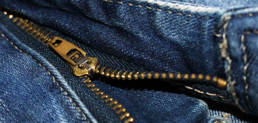 rozbitý zip u džínů
