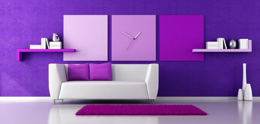výrazně fialový obývací pokoj