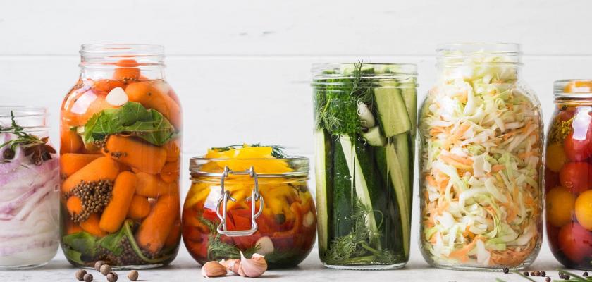 zeleninové pickles ve sklenicích