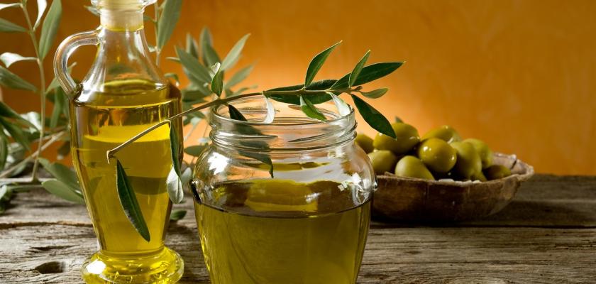 olivový olej ve skleněné karafě