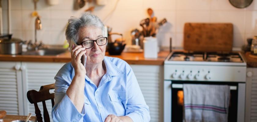 seniorka v modré košili telefonující