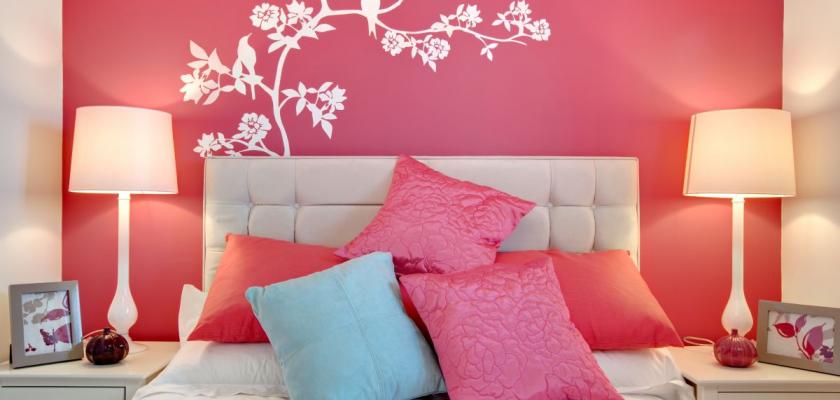 růžová barva v ložnici