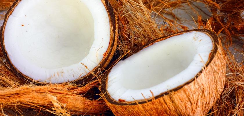 rozbitý kokosový ořech