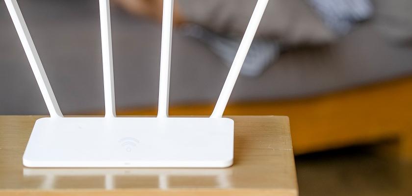 bílý wifi router