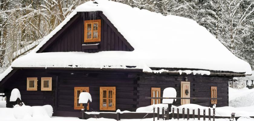 zasněžená chalupa