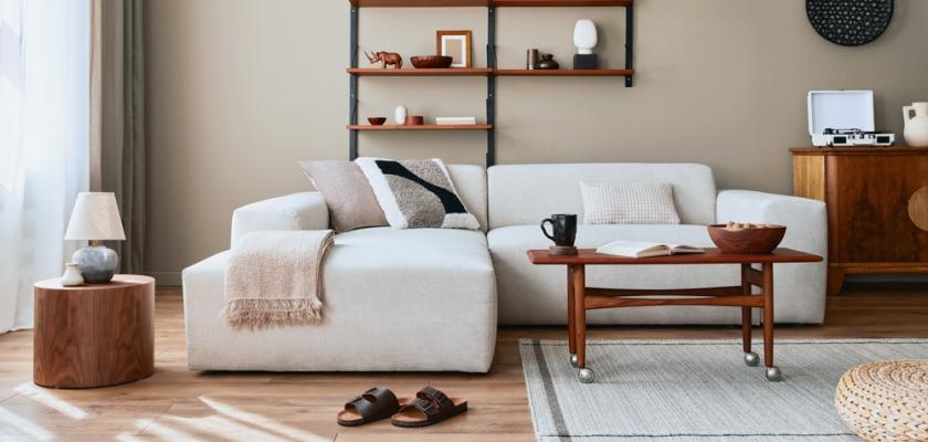 světlá sedací souprava v obývacím pokoji