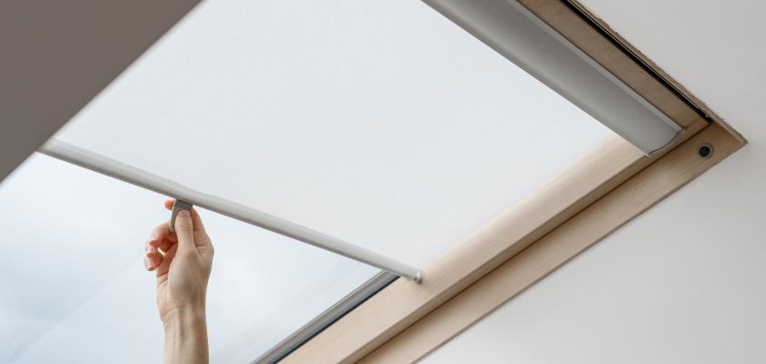 zatažené střešní okno