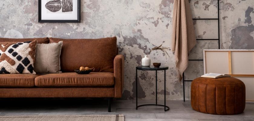 hnědá pohovka betonová stěrka