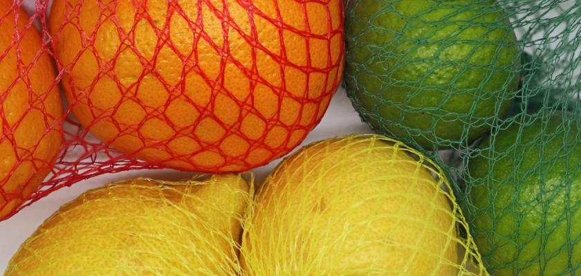 barevné síťky na ovoci