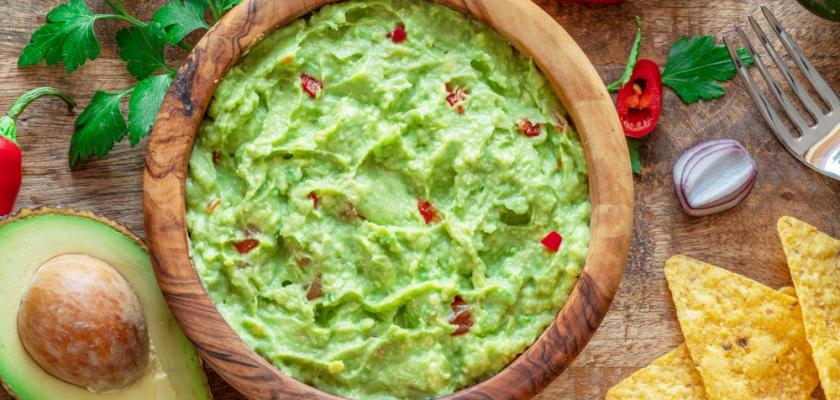 guacamole v dřevěné misce