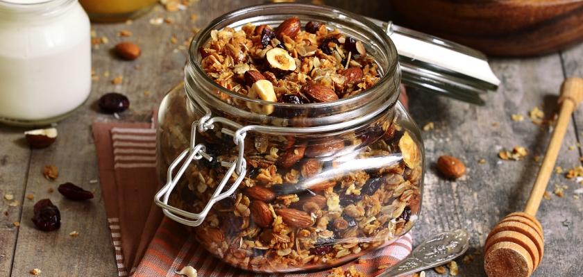 domácí granola ve sklenici