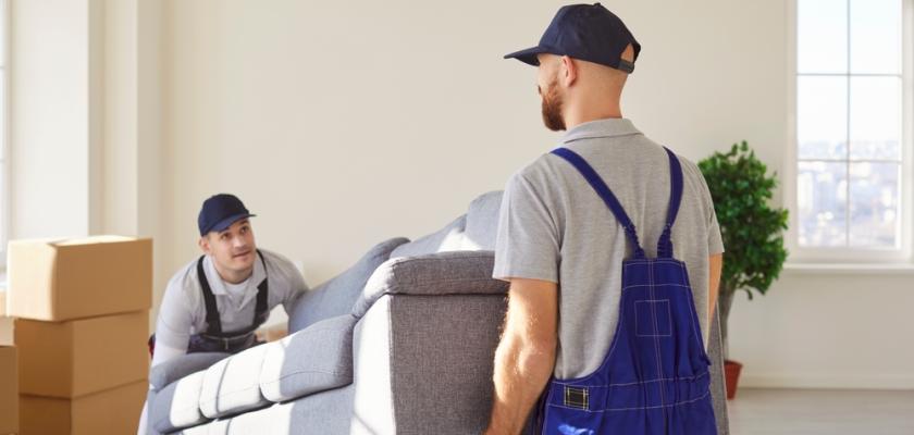 stěhováci se sedačkou