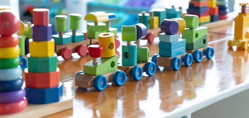 barevný dřevěný vláček