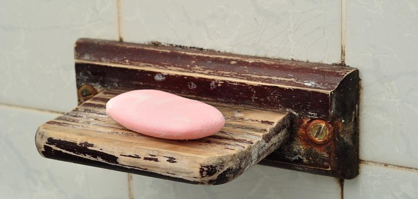 mýdlo na dřevěné poličce