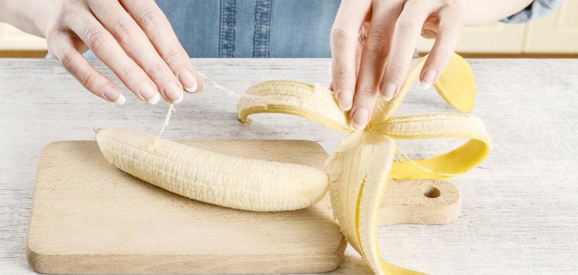 loupání banánu