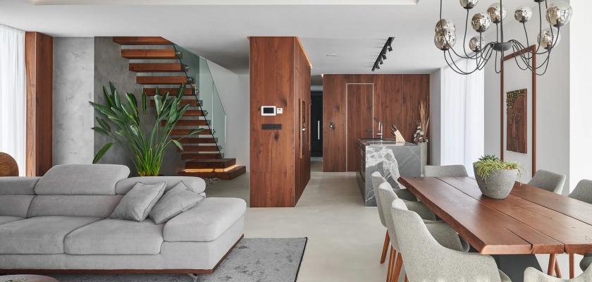 obývací pokoj s masivním dřevem