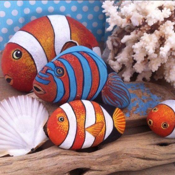 malované kamínky jako ryby
