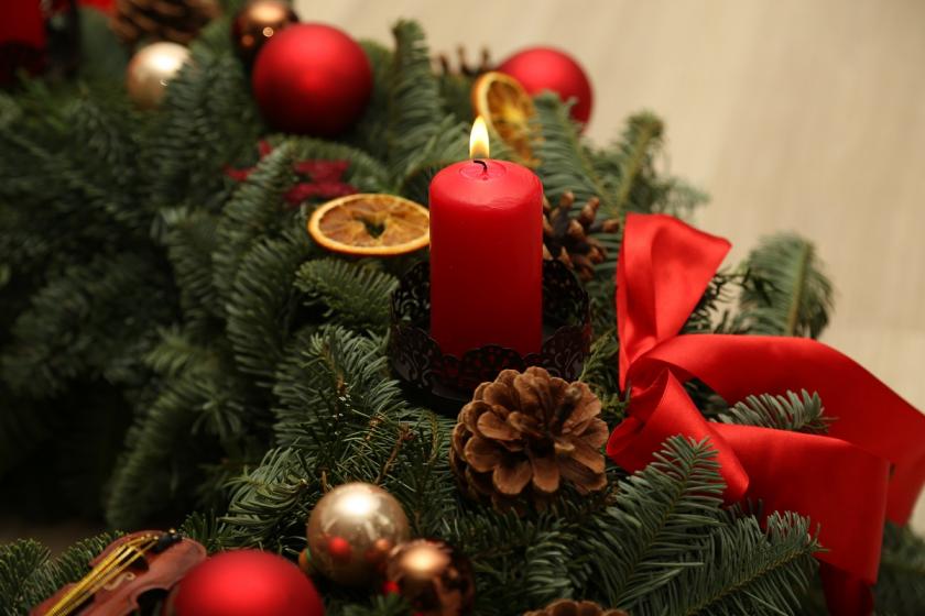 adventní věnec v červené