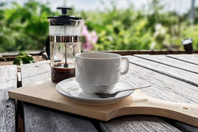 frenchpress a šálek kávy