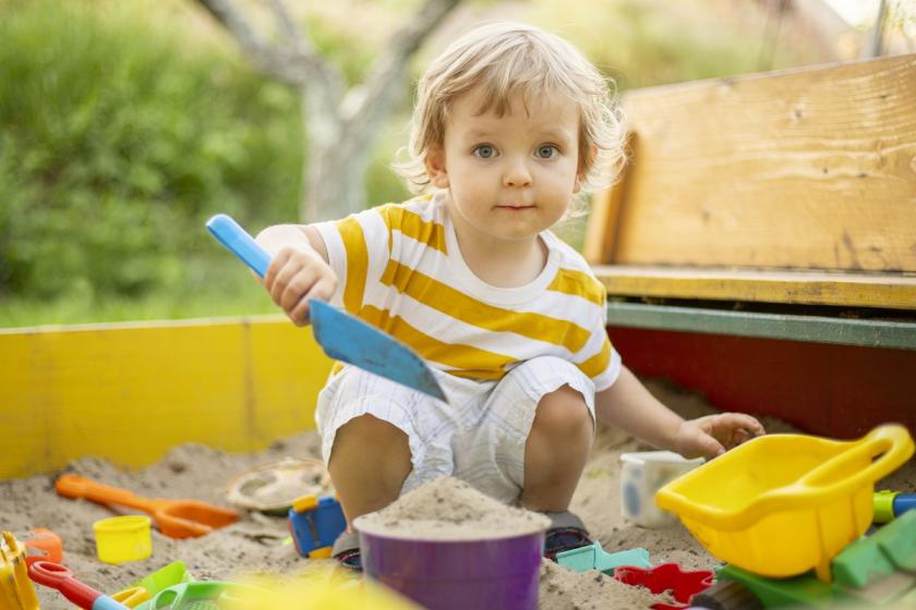 malé dítě na pískovišti