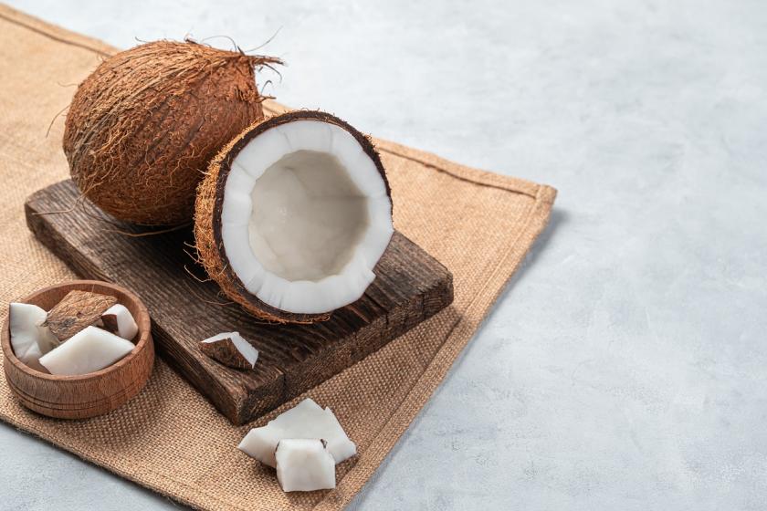 kokosový ořech napůl
